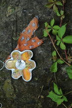 Load image into Gallery viewer, Necklace- Flower Vintage Tin

