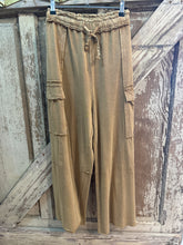 Load image into Gallery viewer, Easel- Cropped Sweatpants CURVY BROWN
